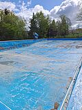 16.04.2024 - Putz- und Mauerarbeiten am Schwimmbecken sind abgeschlossen Foto: Franziska Meier, Bockau